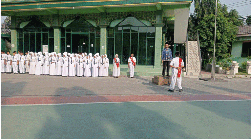 Upacara HUT ke-81 Kemerdekaan Republik Indonesia di SMPN 3 Krian Upacara HUT ke-81 Kemerdekaan Republik Indonesia di SMPN 3 Krian